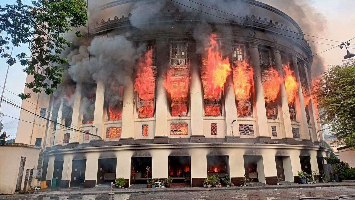 Požár zcela zničil historickou budovu pošty v Manile. I s balíky a knihovnou známek